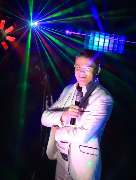 Sorrindo showman no fundo do clube noturno — Fotografia de Stock