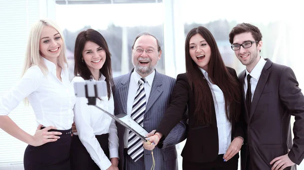 Huvud och vänliga business-team som tar selfie. — Stockfoto