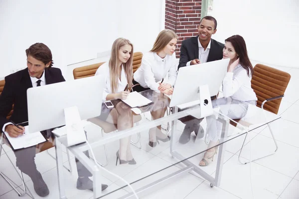 Gerentes exitosos discutiendo nuevo proyecto de negocio en oficina moderna — Foto de Stock