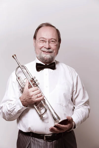 Portrait.smiling взрослый мужчина музыкант с трубой — стоковое фото
