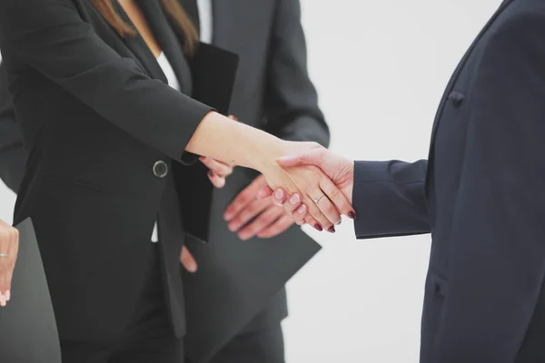Fechar up.handshake mulher de negócios com businessman.isolated no branco — Fotografia de Stock