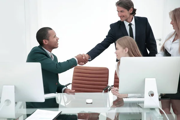 Closeup .the handshake between colleagues in the workplace — Stock Photo, Image