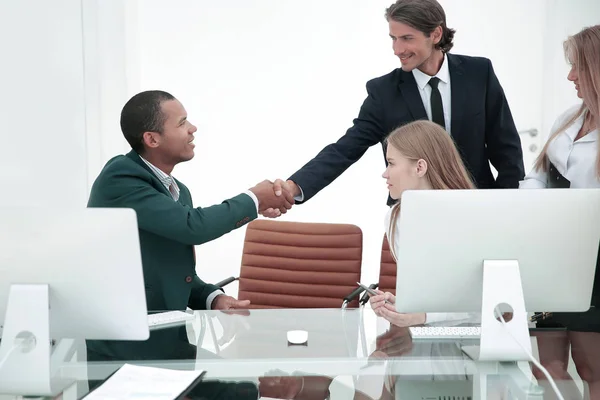 Primo piano .la stretta di mano tra colleghi sul posto di lavoro — Foto Stock