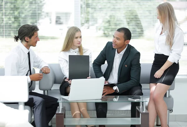 Business team geconcentreerd op de werkplek denken over zakelijke problemen — Stockfoto