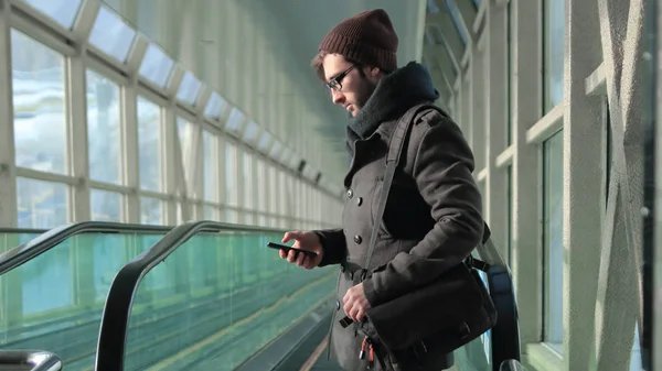 Jonge man leest een Sms terwijl je in de metro — Stockfoto