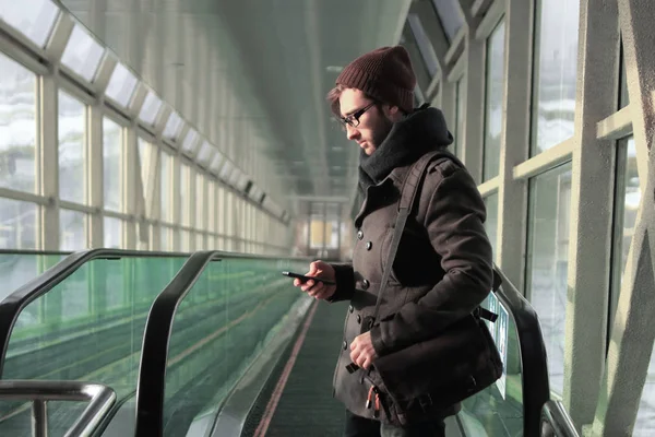Νεαρός άνδρας ανάγνωση Sms ενώ στέκεται στο μετρό — Φωτογραφία Αρχείου