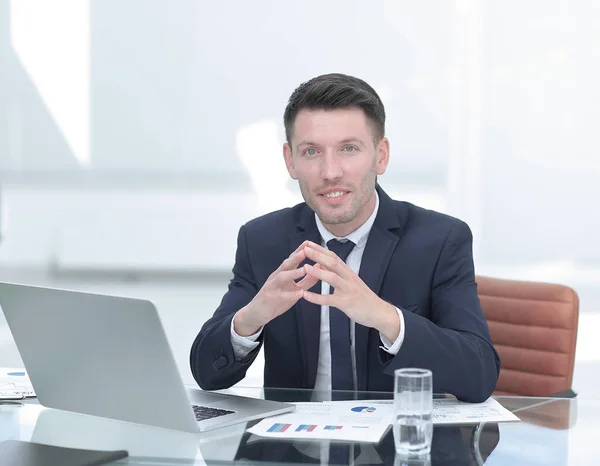 Close up .successful businessman sitting at the Desk in the office — стоковое фото