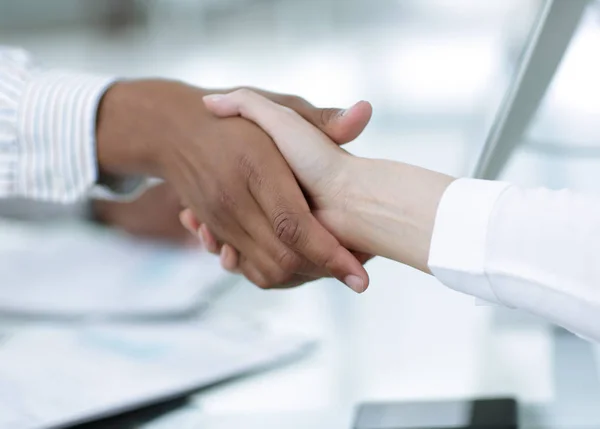 Close up .handshake mulher de negócios com um parceiro financeiro — Fotografia de Stock