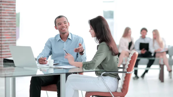 Gerente prepara el contrato con el cliente — Foto de Stock