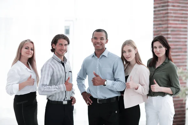 Equipe de negócios multinacional de sucesso mostrando polegar para cima — Fotografia de Stock