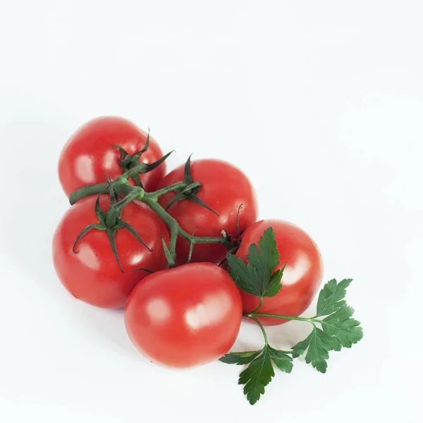 Tomates sobre una rama. Fondo blanco aislado — Foto de Stock