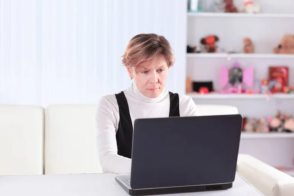 Business woman uses laptop to work at home.the concept of freelancing — Stock Photo, Image