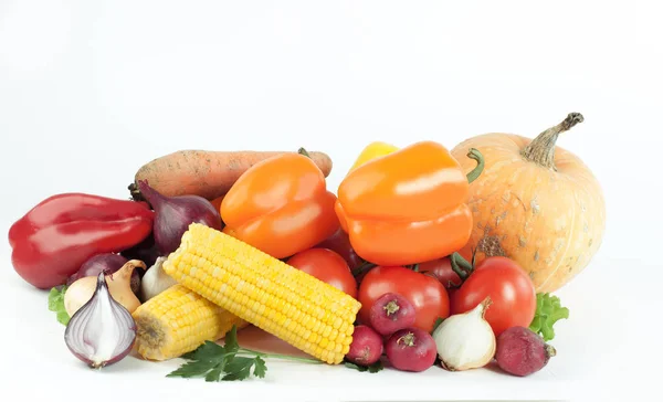 Papryka, bakłażan, pomidor i corn.isolated na białym tle — Zdjęcie stockowe