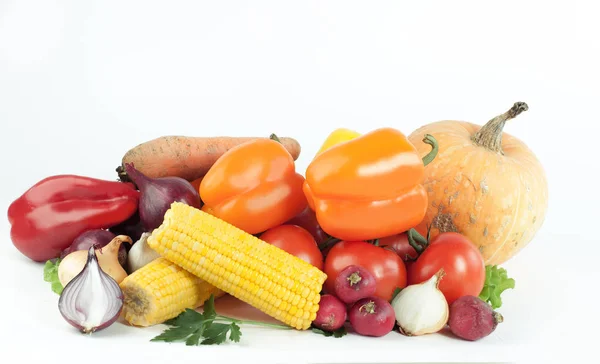 Pimentão doce, berinjela, tomate e milho. — Fotografia de Stock