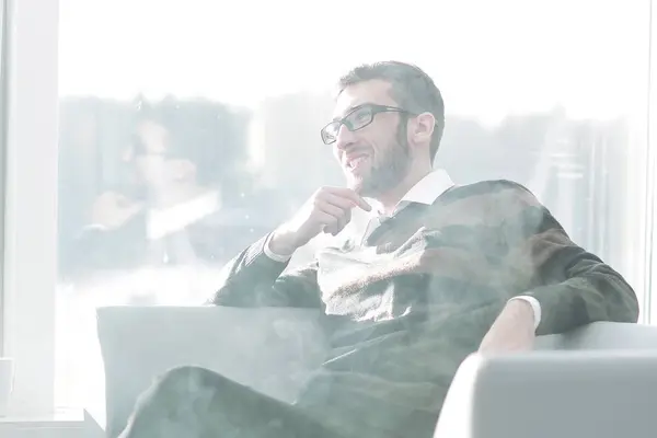 Nahaufnahme. Geschäftsmann mit einer Zigarette während einer Kaffeepause. — Stockfoto
