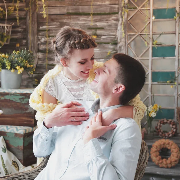 Casal amoroso sentado em uma sala de estar elegante — Fotografia de Stock