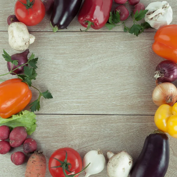 Marco colorido hecho de verduras frescas crudas — Foto de Stock