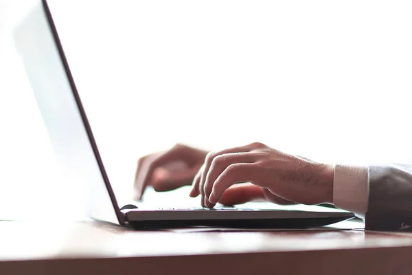 Close up. Geschäftsmann tippt Text auf Laptop. Menschen und Technologie — Stockfoto