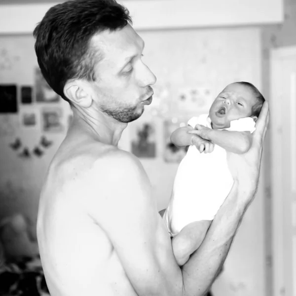 Foto en blanco y negro de padre feliz retro sostiene nada recién nacido — Foto de Stock