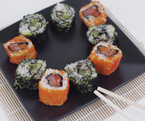 Sushi seti - Maki sushi ve chopsticks bir b farklı — Stok fotoğraf