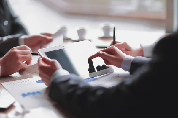 Nauwe up.the zakenman maakt gebruik van een digitaal tablet voor zijn werk — Stockfoto