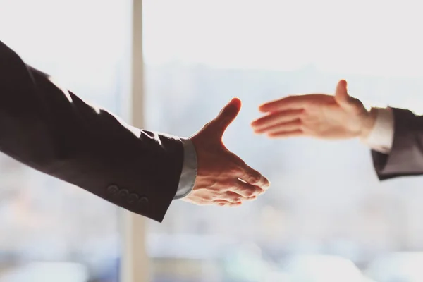 Vicino. uomo d'affari allungando le mani l'una all'altra per una stretta di mano — Foto Stock