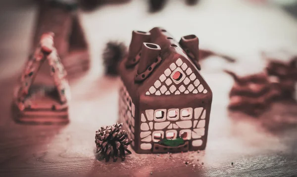 Lebkuchenhaus im Hintergrund der Weihnachtstafel — Stockfoto