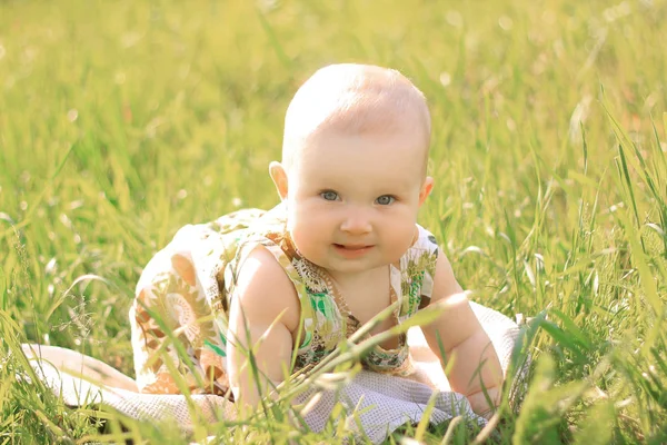 Vacker flicka på gräsmattan i vår — Stockfoto