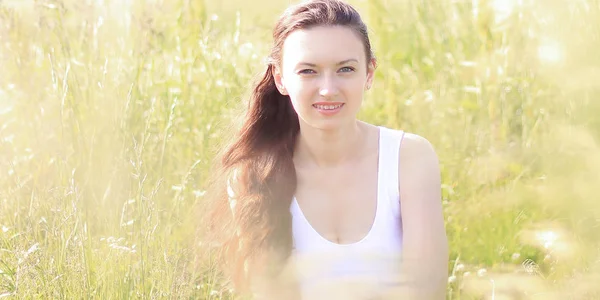 Young woman on spring meadow.photo with copy space — Stock Photo, Image