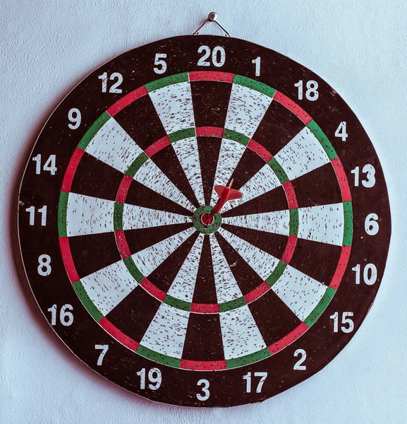 Κοντινό πλάνο κόκκινο βέλος βέλος στο κέντρο του dartboard — Φωτογραφία Αρχείου