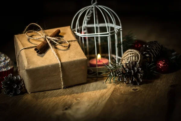 크리스마스 배경으로 빈티지 선물 상자와 촛불 — 스톡 사진