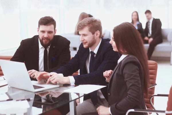 Équipe d'affaires utilisant un ordinateur portable pour travailler dans le bureau — Photo