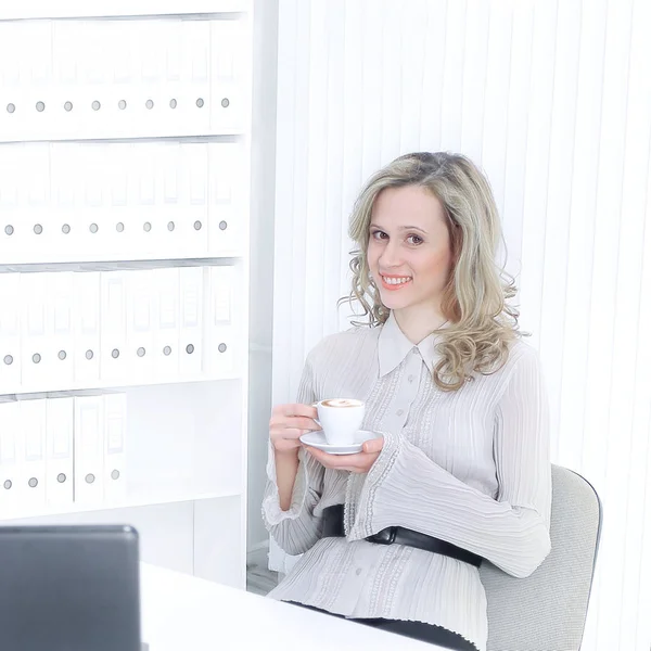 Donna d'affari con tazza di caffè in una pausa di lavoro — Foto Stock