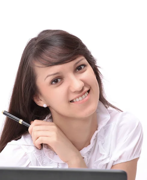 Ung kvinna att skriva text på laptop tangentbord — Stockfoto