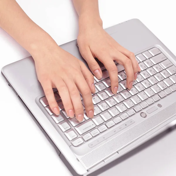 Closeup.young mujer de negocios escribiendo en el teclado del ordenador portátil . — Foto de Stock