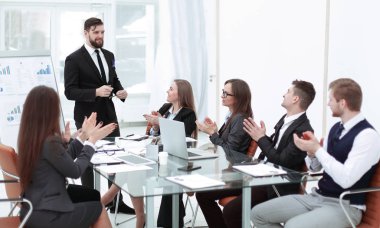 iş takım yeni projenin sunumunu hoparlördür alkışlar