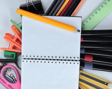 ofis malzemeleri beyaz arka plan üzerinde açılan not defteri