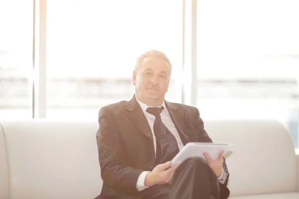 Moderner Geschäftsmann sitzt im Büro Lobby.Menschen und Technologie — Stockfoto