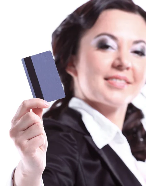 Бизнесвумен, демонстрирующая черную кредитную карточку, изолированную на белом — стоковое фото