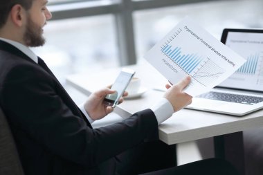 bir smartphone kullanarak kar sayma closeup.businessman. iş kavramı