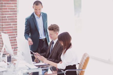 iş takım modern Office belgeleriyle çalışma.