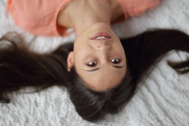 oturma odasında beyaz halı üzerinde yalan en iyi view.young kadın