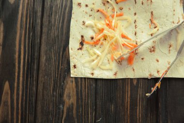 bir Pide ile ahşap background.photo üzerinde lahana turşusu 