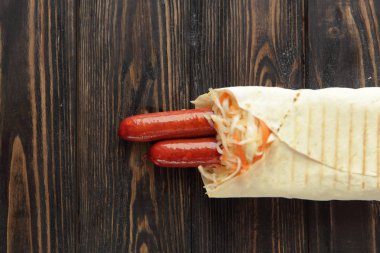 pita ekmeği co ile ahşap background.photo tarihinde ihale sosis