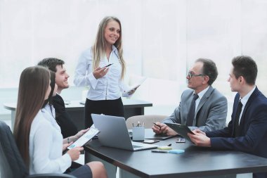 iş planı iş arkadaşları için açıklayan bir iş kadını