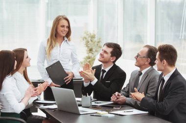 İş ekibi toplantıda konuşmacıyı alkışlıyor..