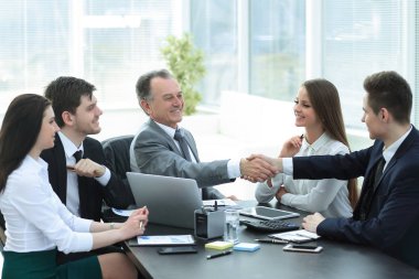 İş adamı ve yatırımcı müzakere masasında el sıkışıyor