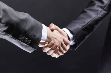 yakın çekim. partners.isolated siyah arka plan üzerine ticaret el sıkışma