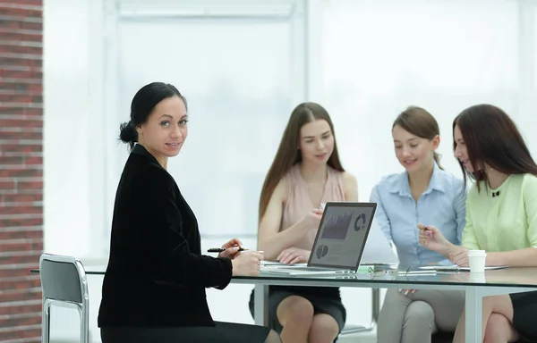 Adult affärskvinna och grupp för unga anställda skrivbord — Stockfoto