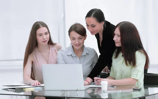 Geschäftsfrau und Gruppe junger Mitarbeiter nutzen Laptop zur Arbeit — Stockfoto